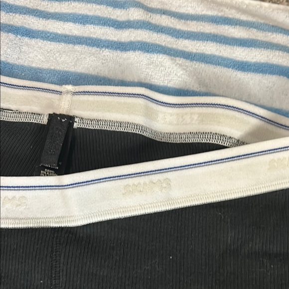 SKIMS Black Leggings Sleek and Versatile - Picture 3 of 3